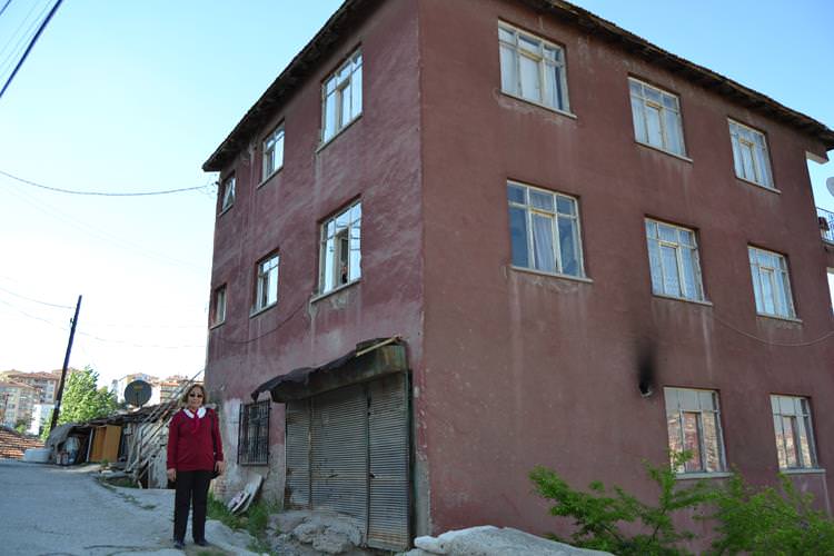 Beren Saat’in babası icralık oldu