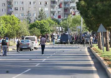 Diyarbakır'da bomba yüklü araçla saldırı: 3 ölü, 12'si polis 45 yaralı
