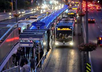 Metrobüs polise çarptı!