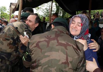 Özel harekat polisinin kolundaki bantta ne yazıyor