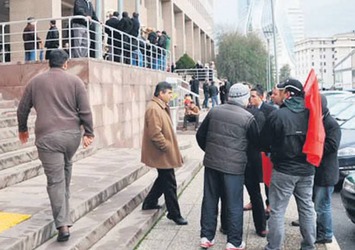 Adliye asansöründe eşinin boğazını kesti