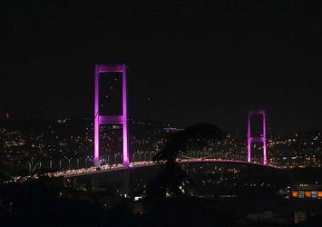 Boğaziçi Köprüsü pembeye boyandı