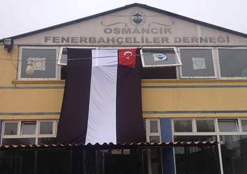 Fenerbahçeliler Derneği'ne Beşiktaş bayrağı asıldı