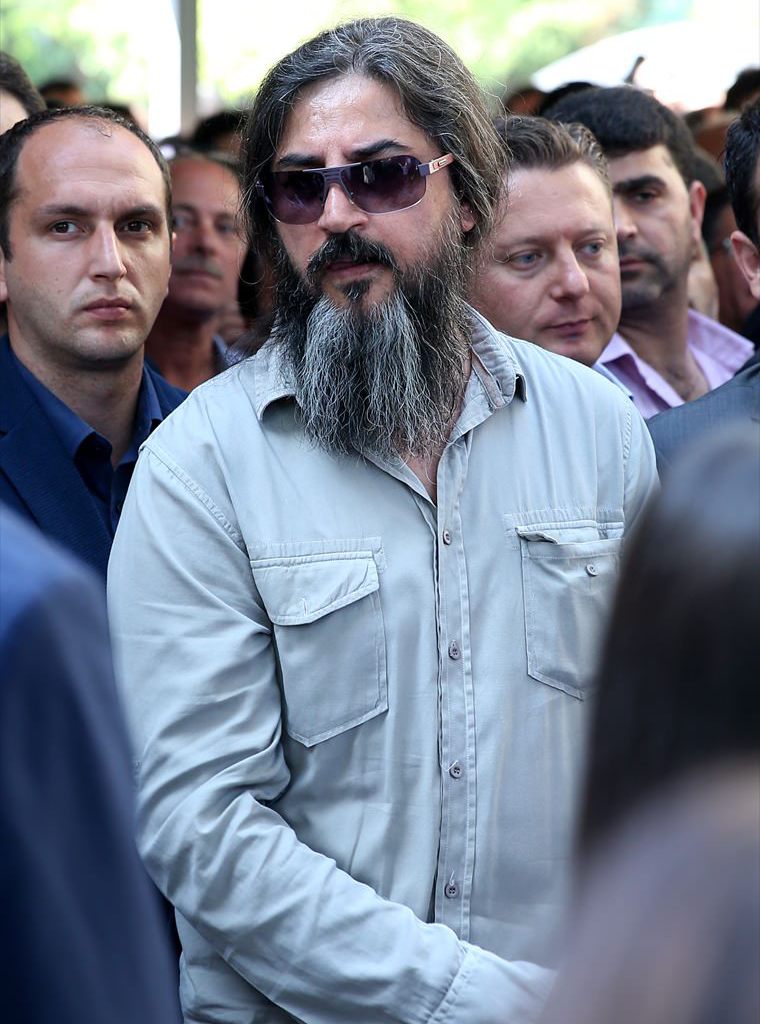 Şarkıcı Çelik, yeni imajıyla tanınmaz halde