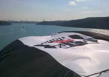 Beşiktaş bayrağı 3. köprüye asıldı