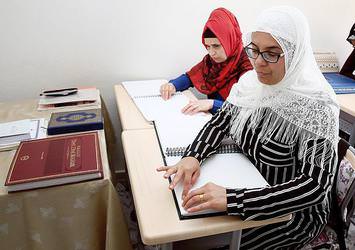 Kur'an-ı Kerim'i dokunarak okuyorlar
