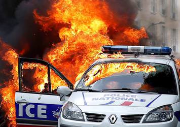 Paris yanıyor