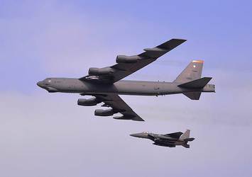 Guam Adası'nda ABD'nin B-52 bombardıman uçağı düştü