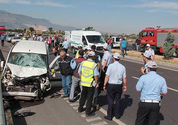 Manisa'da feci kaza: 3 ölü, 2 yaralı