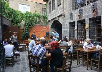 Hendekler kapandı kepenkler açıldı