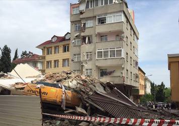 İstanbul Bahçelievler'de tahliye edilen apartman çöktü