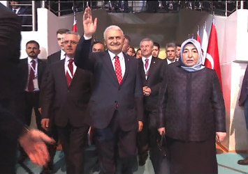 Binali Yıldırım'a kongre salonunda yoğun ilgi