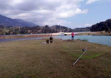 Göle düşen cipteki 3 turist kayboldu, 9 kişi yaralandı