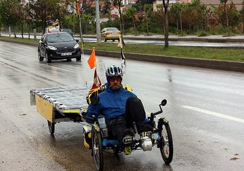 Güneş enerjili bisikletiyle dünyayı geziyor