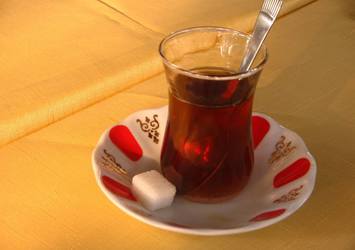 Bir çay bardağı 4 kişiyi hastanelik etti