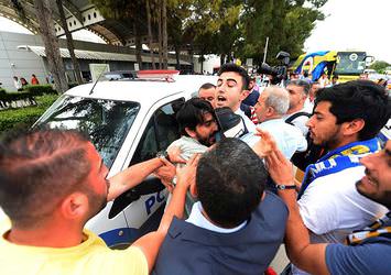 Fenerbahçe otobüsüne Galatasaray atkısı açtı, olay çıktı!