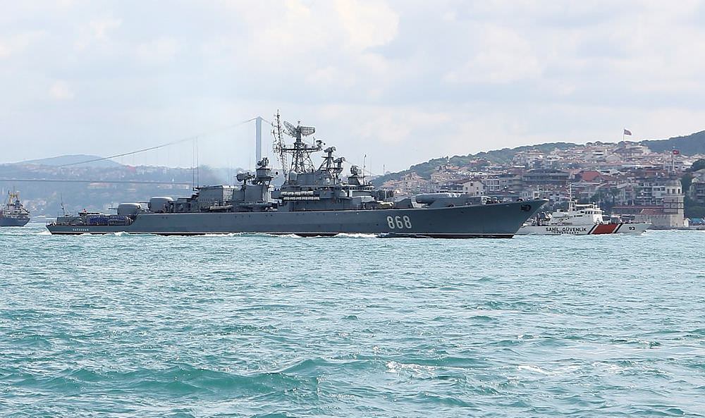 Rus savaş gemisi Boğaz'dan böyle geçti - 1