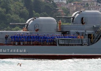 Rus savaş gemisi Boğaz'dan böyle geçti