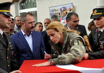 Şehidin astsubay eşi böyle veda etti