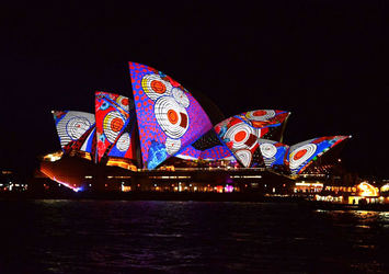 Vivid Sydney renkli görüntülerle başladı