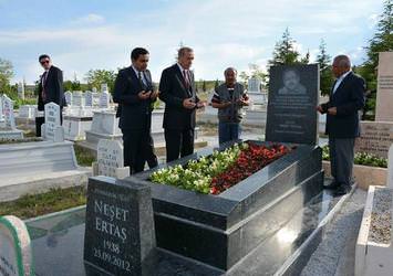 Neşet Ertaş'ın mezarını ziyaret etti
