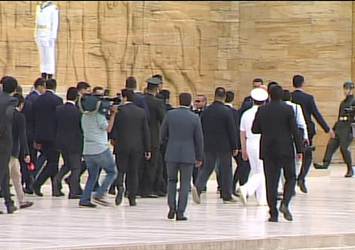 Anıtkabir'deki asker herkesin gözü önünde bayıldı