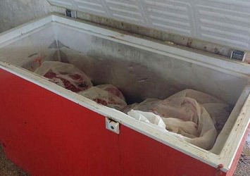 Serbest kaldı, domuz eti alan kasapları tehdit etti