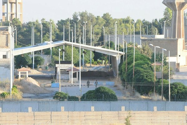 Türk askerini gören teröristler kaçtı!