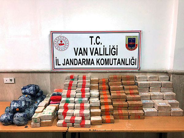 iran-sinirinda-138-kilo-eroin-ele-gecirildi-1586203838054.jpg İran sınırında 138 kilo eroin ele geçirildi - 1