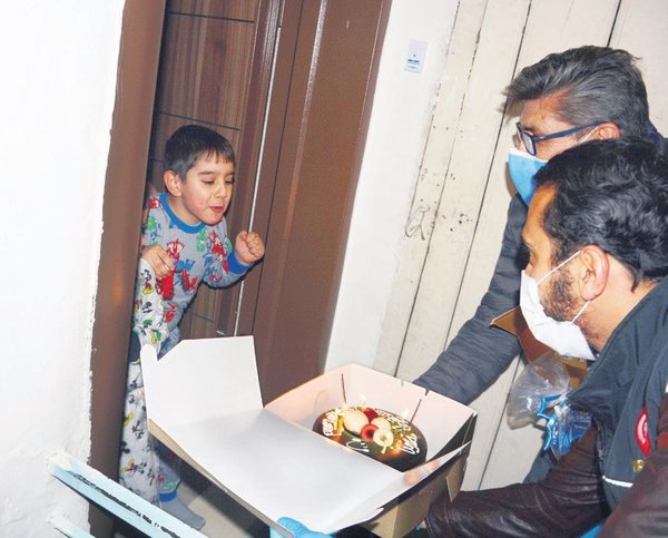 Polis ve gönüllü ekipler ev ev mutluluk dağıttı - 1
