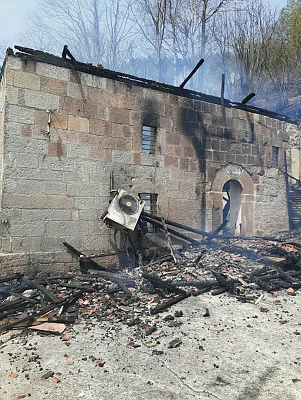 trabzonda-yangin-cikan-tarihi-cami-kullanilamaz-hale-geldi-1587224993228.jpg Trabzon'da yangın çıkan tarihi cami kullanılamaz hale geldi - 1