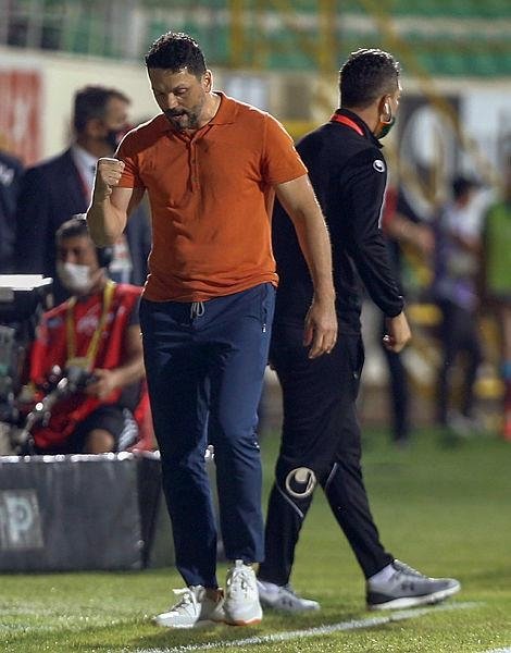 trabzonspor-baskani-ahmet-agaoglundan-alanyasporun-iddialarina-sert-yanit-koksa-koksa-anamin-ak-sutu-kokar-1592987015095.jpeg Trabzonspor Başkanı Ahmet Ağaoğlu’ndan Alanyaspor’un iddialarına sert yanıt: Koksa koksa anamın ak sütü kokar! - 1