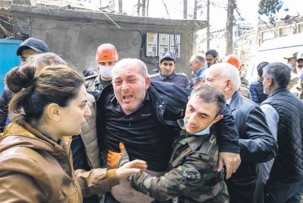 ermenistan-sivillere-saldirdi-ambulansi-bile-vurdular-1602475625781.jpeg Ermenistan sivillere saldırdı! Ambulansı bile vurdular... - 1