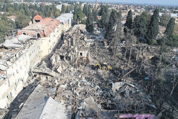 ermenistan-sivillere-saldirdi-ambulansi-bile-vurdular-1602475627137.jpeg Ermenistan sivillere saldırdı! Ambulansı bile vurdular... - 3
