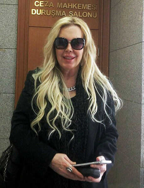 Harika Avcı’ya hırsız şoku! Hizmetçisi tarafından... - 1