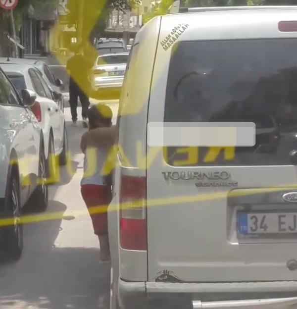 1625398379785.jpg Üç yaşındaki çocuğunu arabadan sarkıttı! Nedeni ise dehşete düşürdü - 2