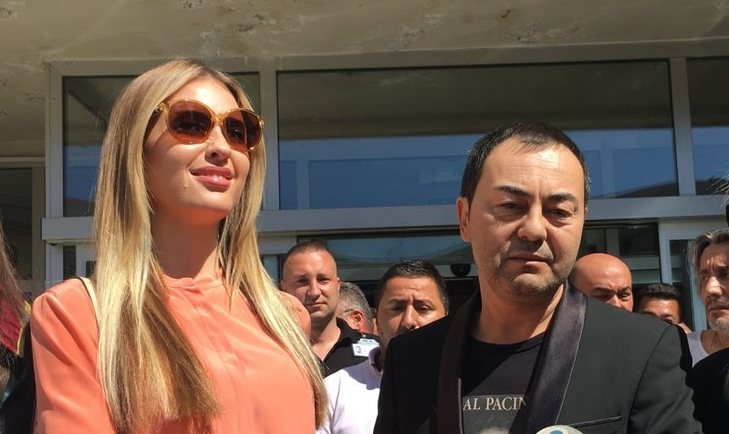 Serdar Ortac Eski Esi Chloe Loughnan A Ates Puskurdu Seytan Gorsun Yuzunu Mobil Gazete