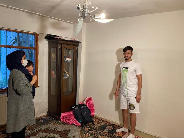 afganistandan-kacanlar-talibanin-zulmunu-anlatti-kizlarimizi-kaciriyor-karsi-geleni-olduruyor-1629276691551.jpg Afganistan’dan kaçanlar Taliban’ın zulmünü anlattı! 'Kızlarımızı kaçırıyor, karşı geleni öldürüyor' - 2