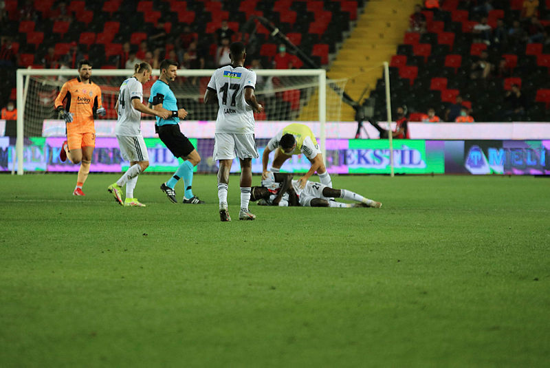 Gaziantep maçında bir anda yere yığılmıştı! Fabrice NSakala yeşil sahalara dönecek mi? Beşiktaştan flaş açıklama