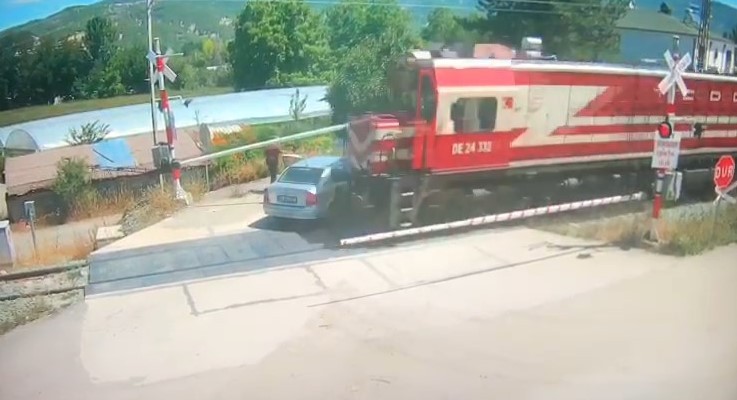Amasya’da hemzemin geçitte trenin altında kalmaktan şans eseri kurtuldu