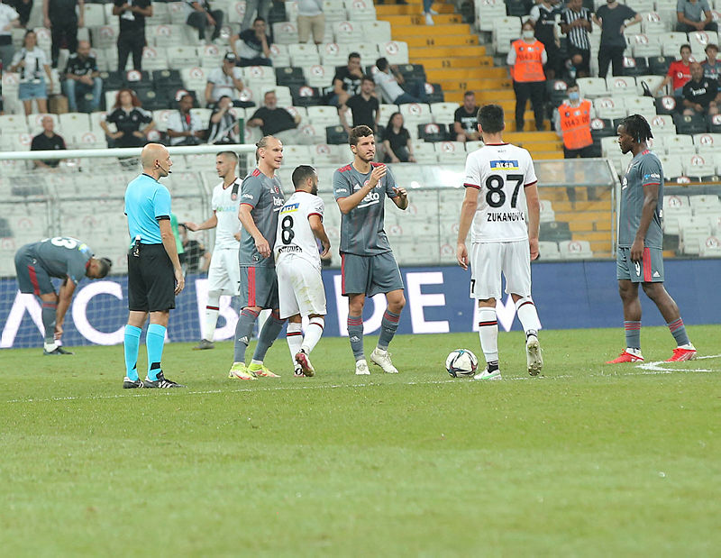 Beşiktaşta Salih Uçan profesyonel kariyerinin ilk kırmızı kartını gördü