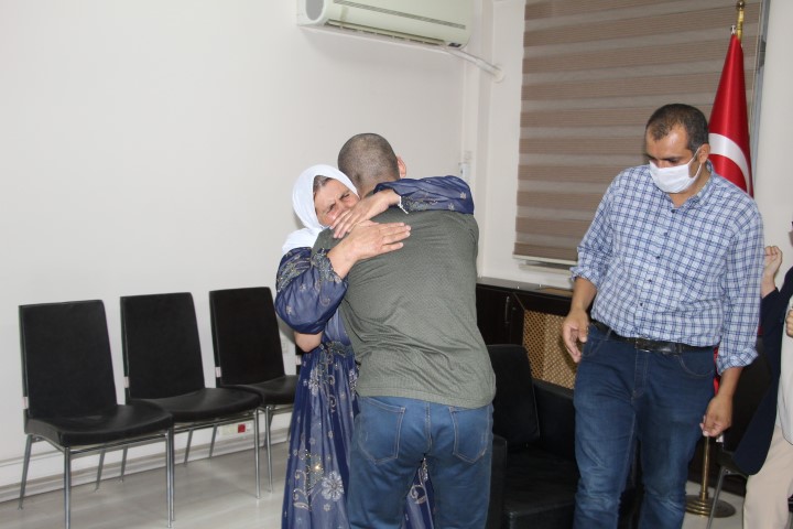 Bir anne daha evladına kavuştu | Emine anne PKKnın 6 yıl önce daha kaçırdığı oğluna kavuştu