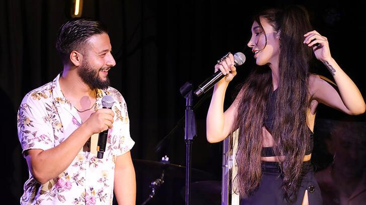 Hande Yener otostop çektiği gençle sahnede şarkı söyledi