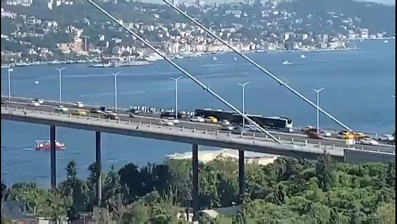 İstanbulluların metrobüs çilesi bitmiyor! 15 Temmuz Şehitler Köprüsünde arızalandı