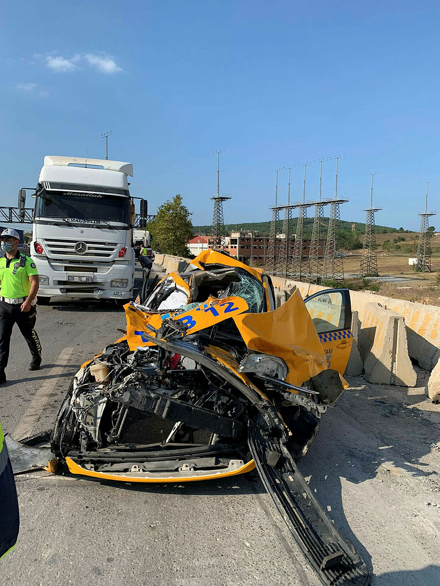 İstanbulda zincirleme trafik kazası! 4 araç birbirine girdi