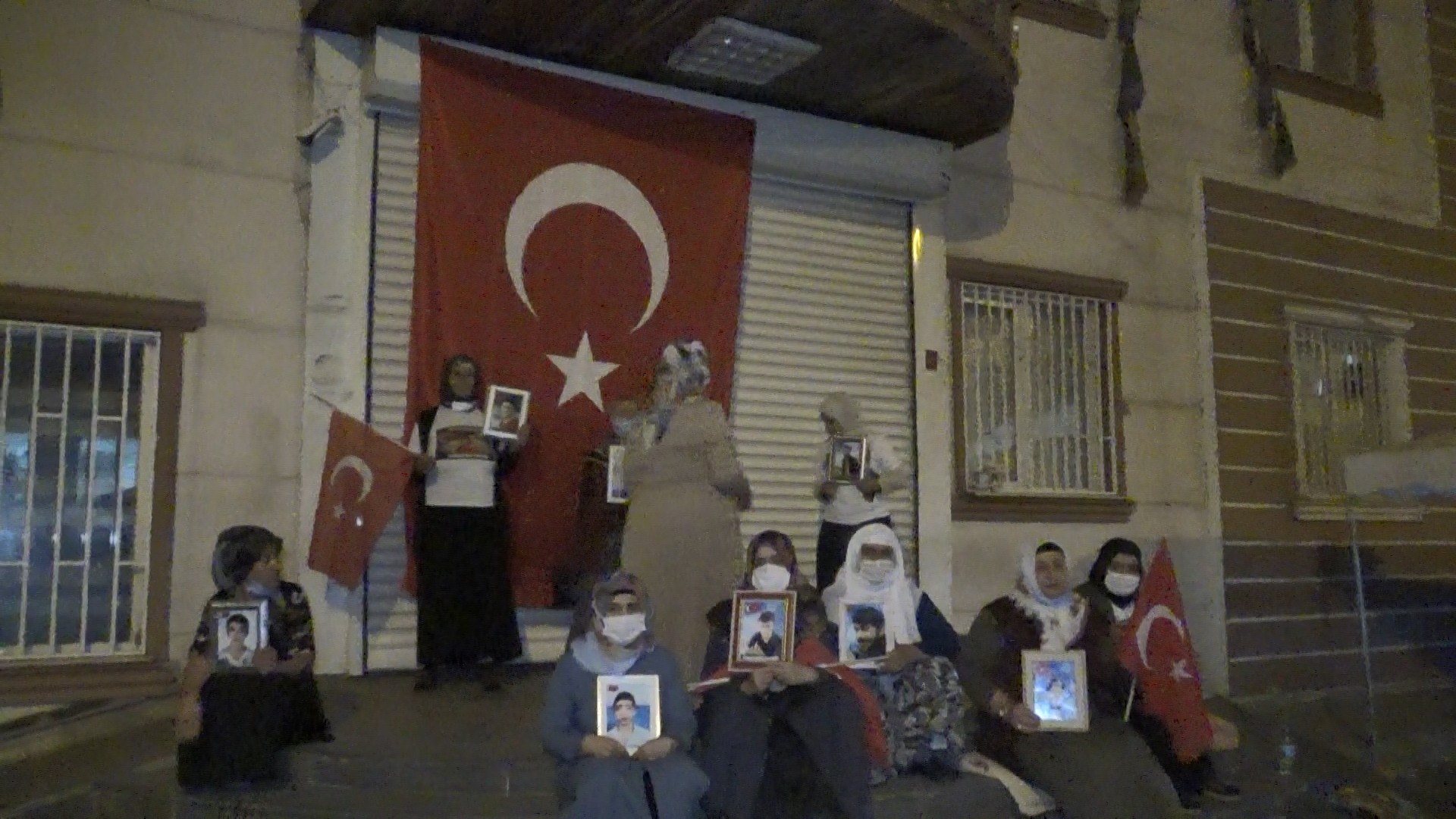 Evlat nöbetindeki aileler HDP il binasına dev Türk bayrağı astı!