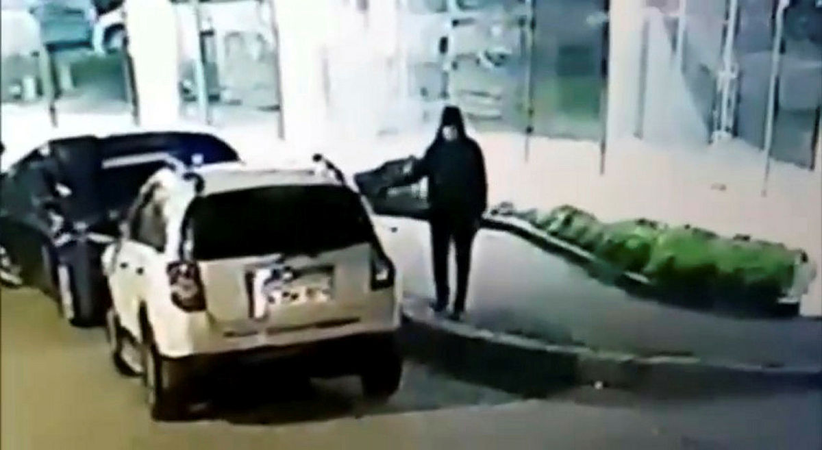 İstanbulda bir garip olay: Polisten koruma talep eden şahıs kendi otomobilini kurşunlattı