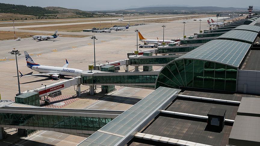 İzmirde havalimanında bir şahsın üzerinde 523 gram esrar bulundu