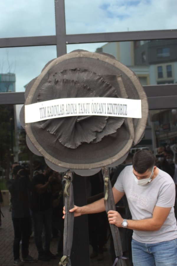 Skandal imalarda bulunan CHP'li Özcan'a karşı protesto! Siyah çelenk bıraktılar - 3