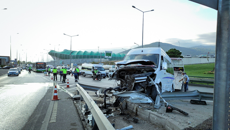 Bursada servis minibüsü kaza yaptı: 6 işçi yaralı